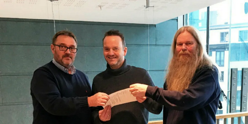 Hans Sande (til venstre) i Norsk Sjøoffisersforbund, Geir Ove Ystmark i Sjømat Norge og Geir Hagerupsen i Norsk Sjømannsforbund er fornøyd med et viktig skritt på veien mot en tariffavtale for mannskap på skip som utfører transporttjenester i havbruksnæringen.