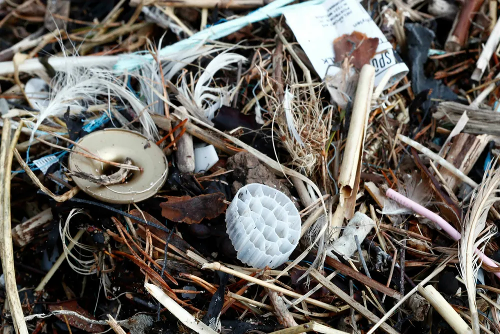 Kysten i Norge oversvømmes av plast, mikroplast og skrot.