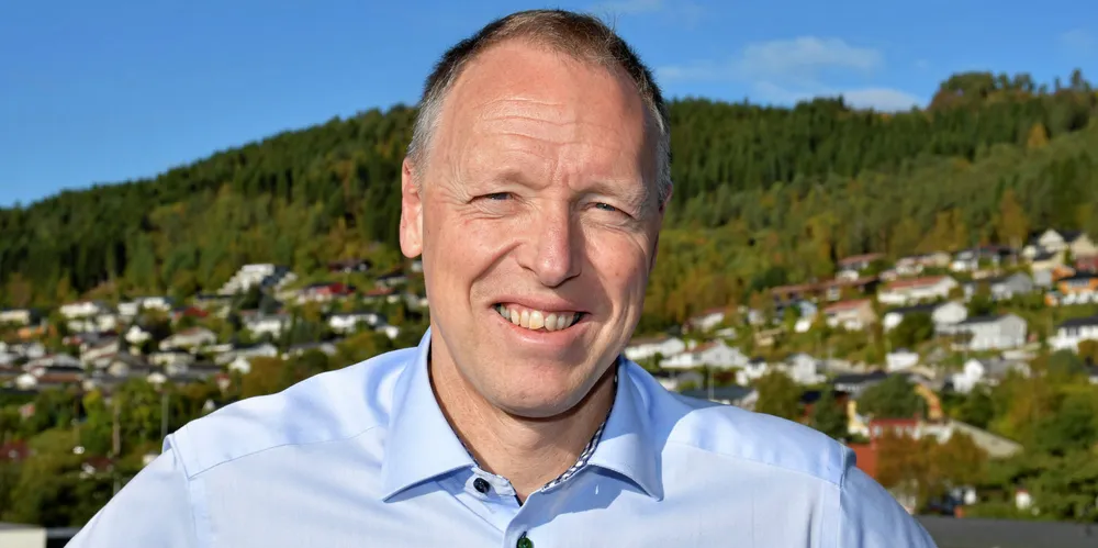 Ivar Kosberg og Istad har signert avtale om kjøp av Nesset Kraft.