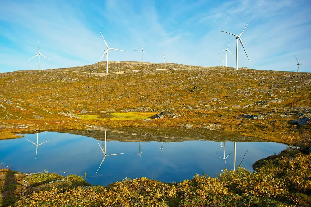 Kvitfjell og Raudfjell vindkraftpark ble kjøpt av NTE desember 2024. I fire år før den tid har vindkraftverket hatt en pågående tvist med leverandøren. Hvordan tvisten endte forblir et mysterium.