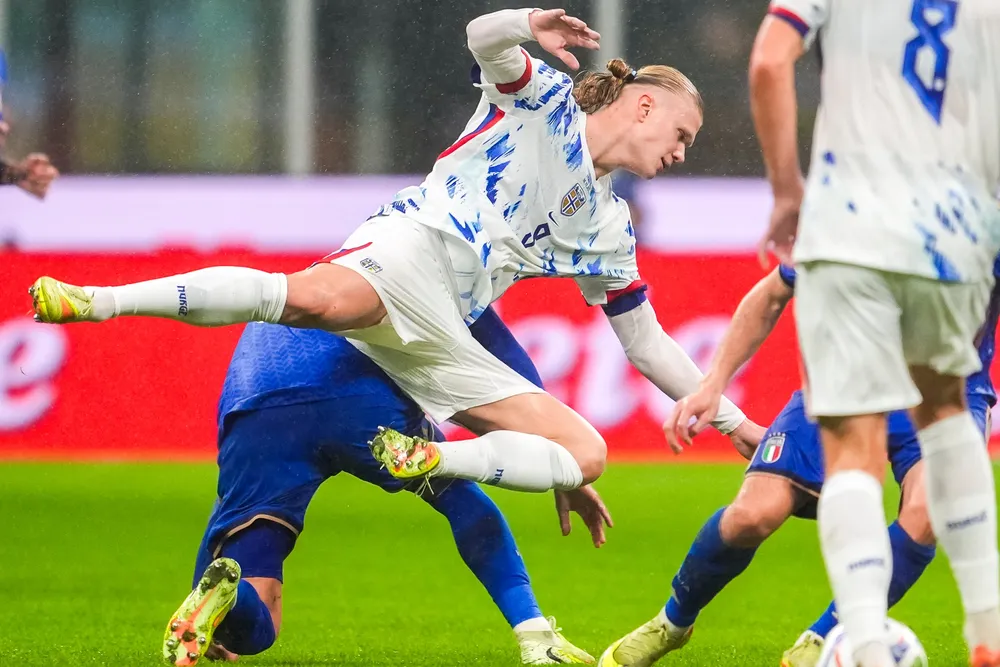 Erling Braut Haaland scoret to mål mot Italia søndag. Når får han bistand til å forvalte milliardformuen.