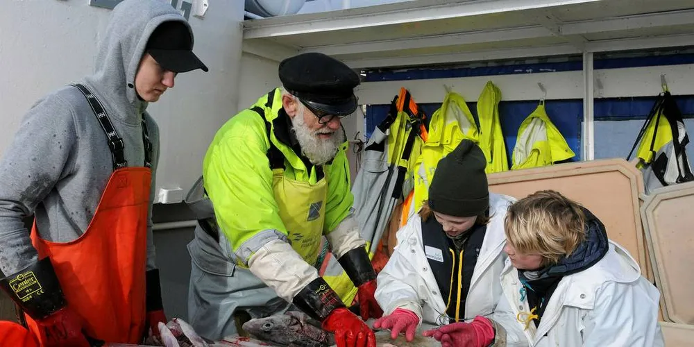 UNGE LÆRLINGER: Agnes Linquist Kverneng (10) syntes det var gøy å oppleve noe nytt, mens Olve Andersen Osnes (10) var mest fornøyd med at han fikk være med å lage suppe da naturbrukselev Benjamin Kvalsund Koppang og lærer Arne Tunheim inviterte dem på fisketur. Foto: Kjersti Kvile