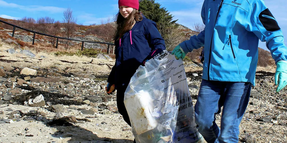 MILJØ: Folket på Helgeland rydder strender som aldri før, og i 2018 ble hele 38 tonn strandryddeavfall levert til Helgeland Avfallsforedling (HAF). Thea Olsen Mathisen og Fredrik Johansen ved Nesøy skole var to av bidragsyterne i den store strandryddesjauen i fjor.