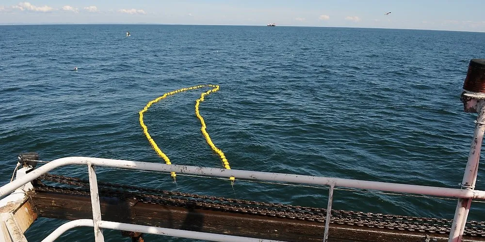 Reketråler «Mostein» tråler utenfor Langesund denne uka og bruker en trål med vanlig lengde. Nå har kollegaen deres Martin Andås prøvd ut en ny kortere trål med gode resultater. Foto: Kjersti Kvile