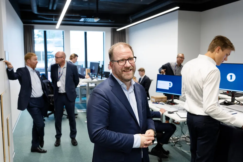 Toppsjef Stein Husby (foran) er på plass i Stockholm den første dagen for SB1 Markets. Bak fra venstre er ny aksjesjef Johan Roth, rekruttert fra Nordea Markets, i samtale med ny Stockholm-sjef Thomas Eriksson.
