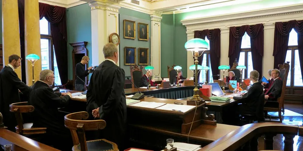 Snøkrabbesaken som et litauiske selskap har anket til Høyesterett ble innledet i går. I Høyesterett møtte statsadvokat Lars Fause (nærmest), og forsvarerne Per S. Johannessen og Oddbjørn Slinning.Foto: Nils Torsvik