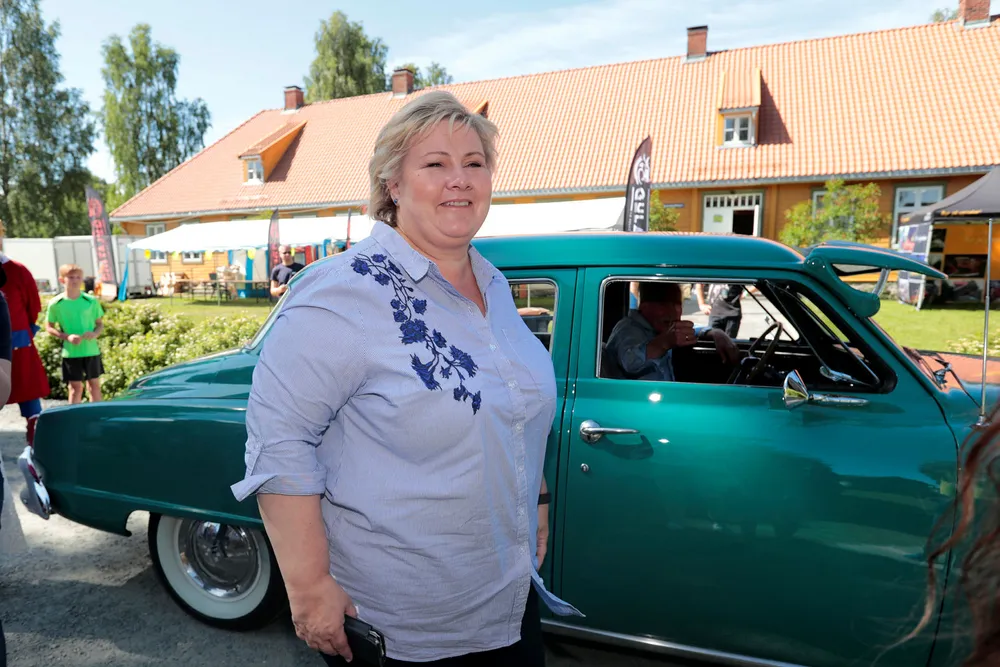 Statsminister Erna Solberg på valgkampturné ankommer Blaker Skanse i Blaker i Amcar, men vil ikke svare på spørsmål om fredsprisvinneren Liu Xiaobo. Foto: Lise Åserud / NTB Scanpix