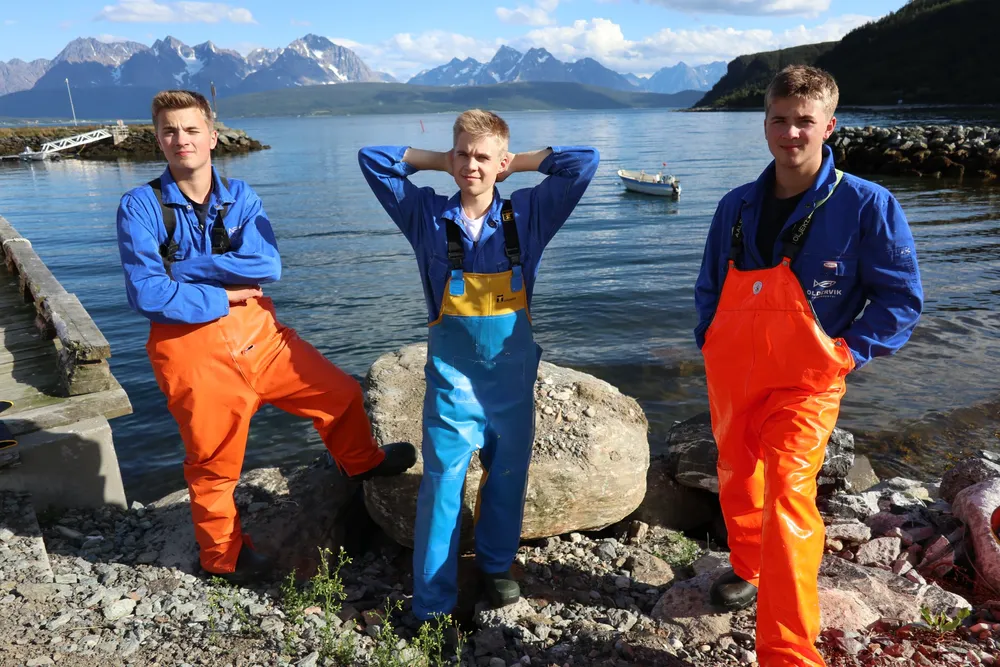 Karl Junge Hansen (t.v) Henrik Pedersen og Kornelius Junge Hansen tar seg en velfortjent pause i sommervarmen.