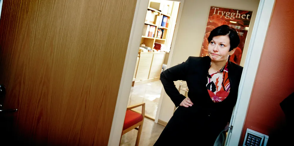 Leder i Fjorfiskenemnda, Helga Pedersen, mener det må sterkere lut til for å få bukt med pukkellaksen.