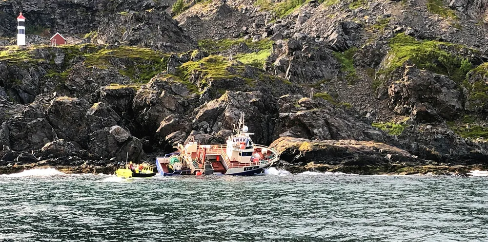 Fiskebåten «Lenangstind» gikk i morges på grunn ved Lyngstuva. Tre personer som var om bord ble berget av en fôr-fraktebåt.