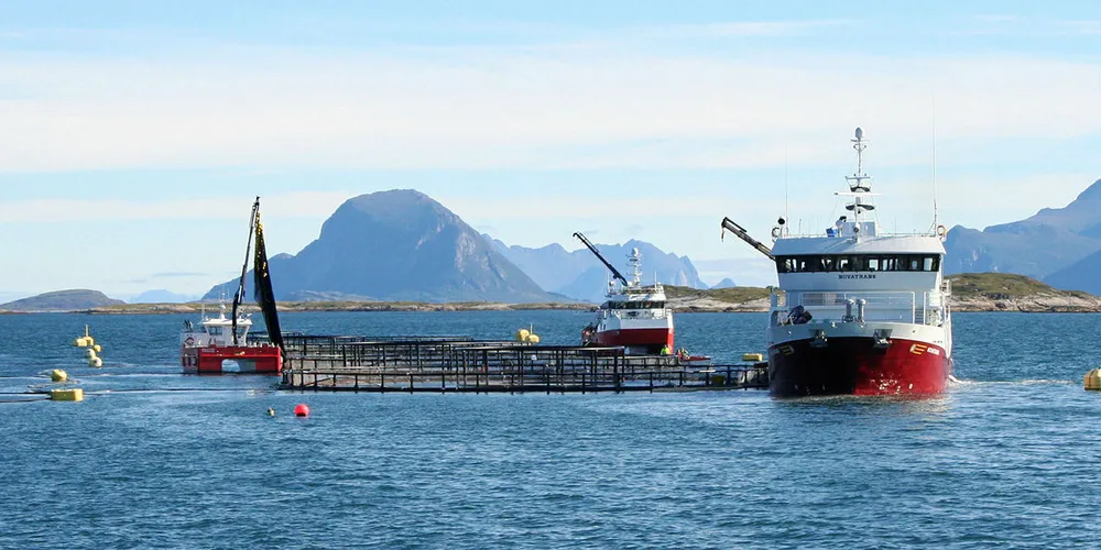 Oppdrettsanlegg: Flere kystkommuner våker nå og protesterer mot omfattende marine verneplaner - som de frykter vil være til hinder for næringsutvikling.