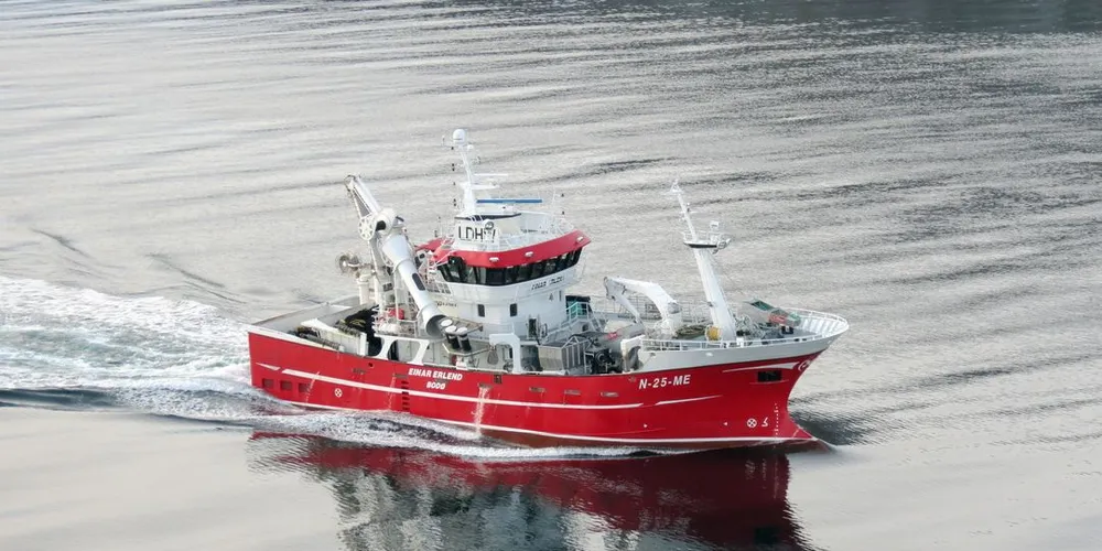 Hvis «Einar Erlend» (bildet) og andre større kystnotbåter ikke får fiske sild på fjordene vil det får store konsekvenser, advarer reder Einar Meløysund. Foto: Frode Adolfsen