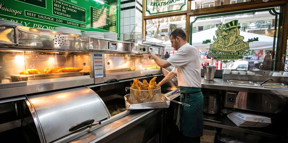 Koronapandemien har ført til en økning i salg av fish and chips i England i form av «take away».