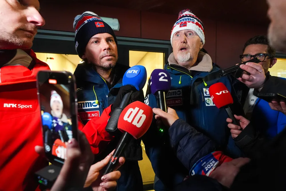 Hopplandslagets trener Magnus Brevig og sportssjef Jan-Erik Aalbu møter pressen i Granåsen etter at to norske hoppere ble disket og anklaget for juks etter hoppkonkurranse i stor bakke for menn under ski-VM i Trondheim.