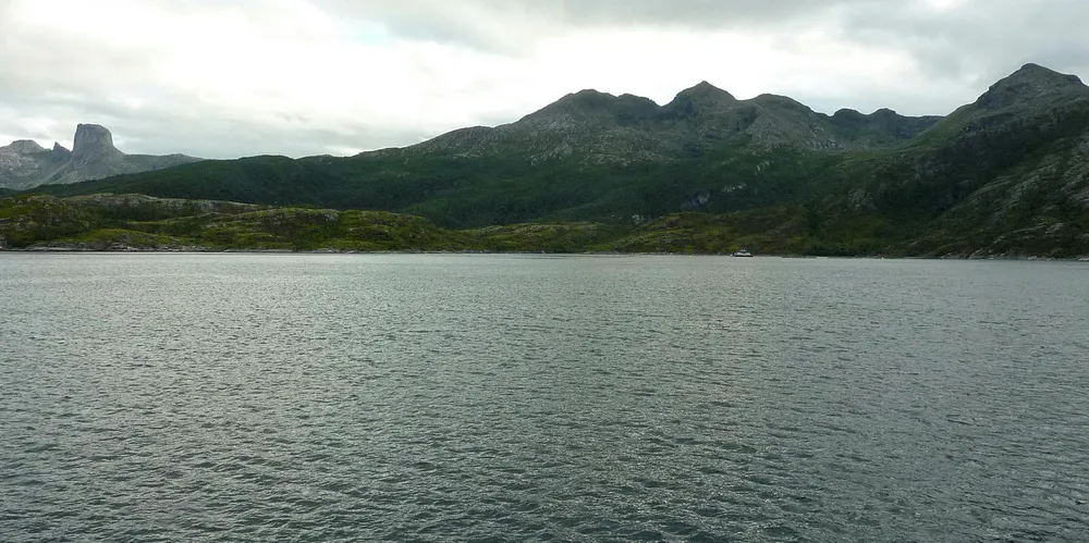 BODØ: Lokaliteten Hallsteinhamn 1 i Mistfjorden ved Kjerringøy i Bodø kommune. Fôrflåten kan skimtes til høyre. Steigtinden til venstre.