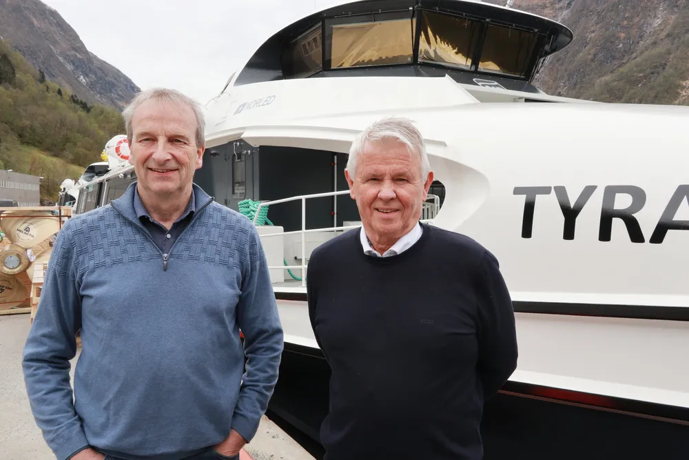 Styreleder Gustav Johan Nydal og den tidligere direktøren Tor Øyvind Aa er fortsatt optimister. Her foran båten som skulle gå til Norled i Trondheim, men som i stedet ble betydningsfull da verftet gikk over ende.