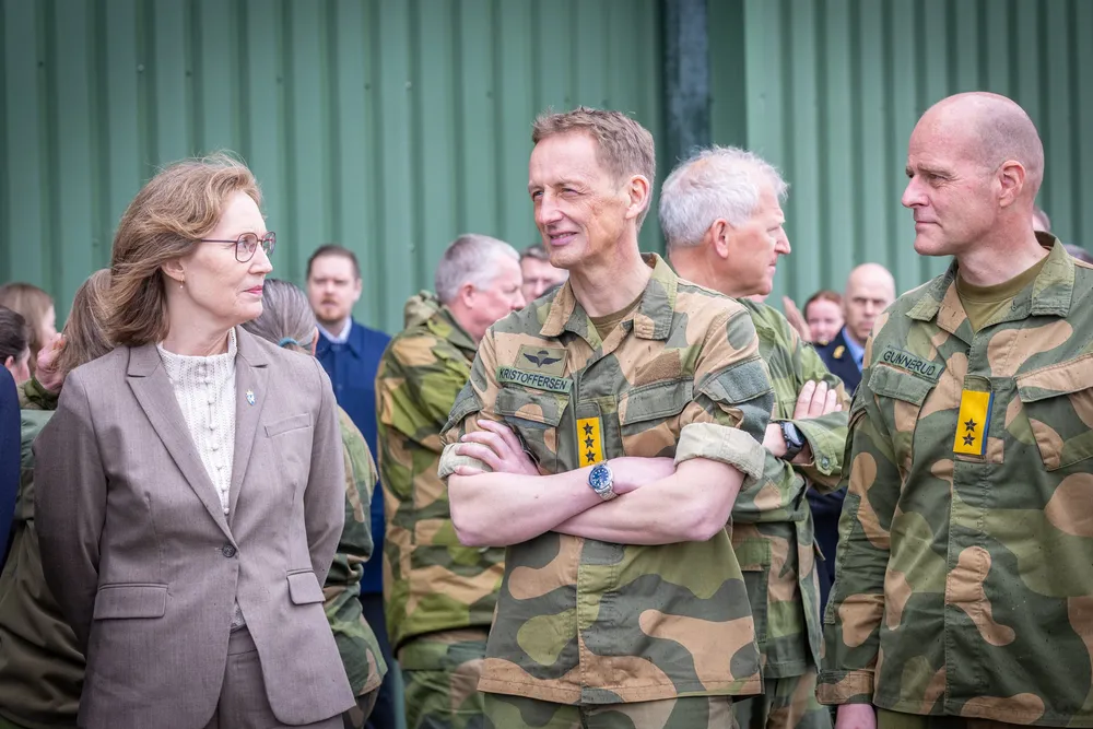 Direktør i Forsvarsmateriell (FMA) Gro Jære, Forsvarssjef general Eirik Kristoffersen og sjef Luftforsvaret, generalmajor Øivind Gunnerud