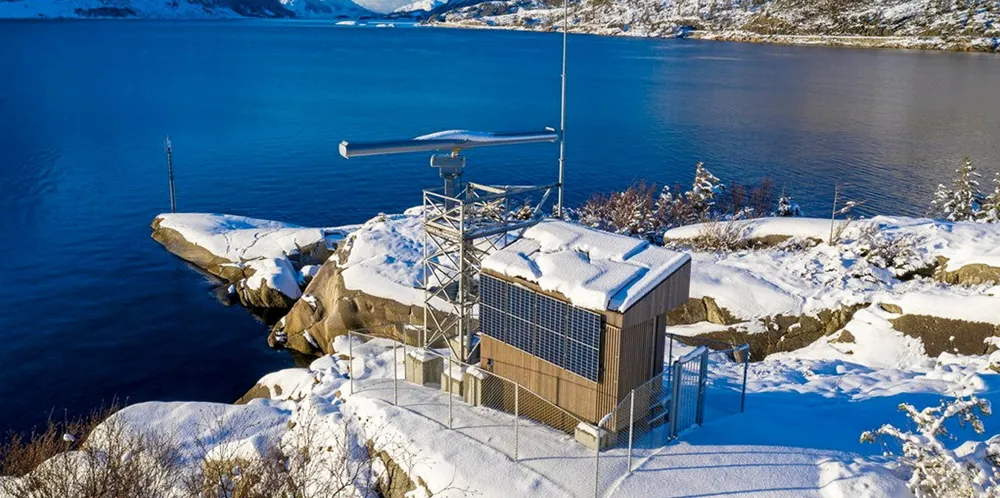 En av tre nye radarhytter som gjør det mulig å overvåke trafikken i farvannet mellom Florø og Måløy.