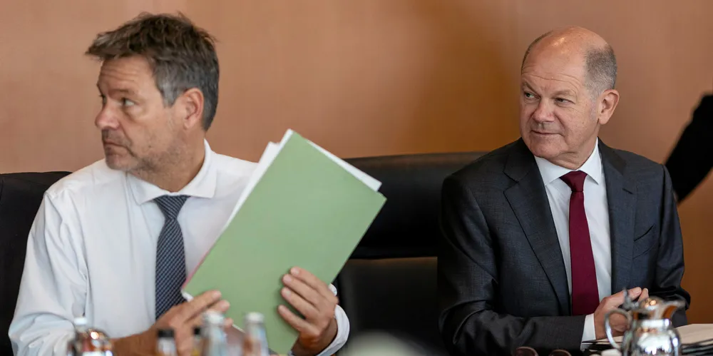 German economics and climate minister Robert Habeck (l) and Chancellor Olaf Scholz (r) at a cabinet meeting earlier this month.