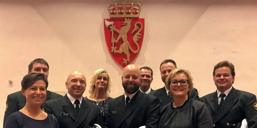 F.v. personalkonsulent Kjerstin Bøysen, maskinsjef Ingi Weihe, maskinsjef Helge Reppe, personalkonsulent Lena Berggren, skipsfører Lars-Petter Helminsen, beredskapssjef Ronny Pedersen, styrmann Øyvind G. Sundquist, generalsekretær Rikke Lind og maskinsjef Jonas Dahlen.Foto: Redningsselskapet
