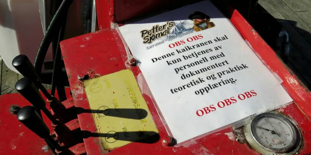 OPPLÆRING: Ved fiskemottaket hos Petters Sjømat utenfor Harstad er plakaten med krav om dokumentert opplæring før bruk av kaikranen allerede på plass. Flere kraneiere varsler det samme etter Arbeidstilsynets krav, og den forespurte dokumentasjonen kan være et kursbevis som omtalt i saken. Hos Petters Sjømat har bedriften selv tatt initiativ, og kjører nå kurs for sine faste fiskefartøyer.Foto: Jon Eirik Olsen