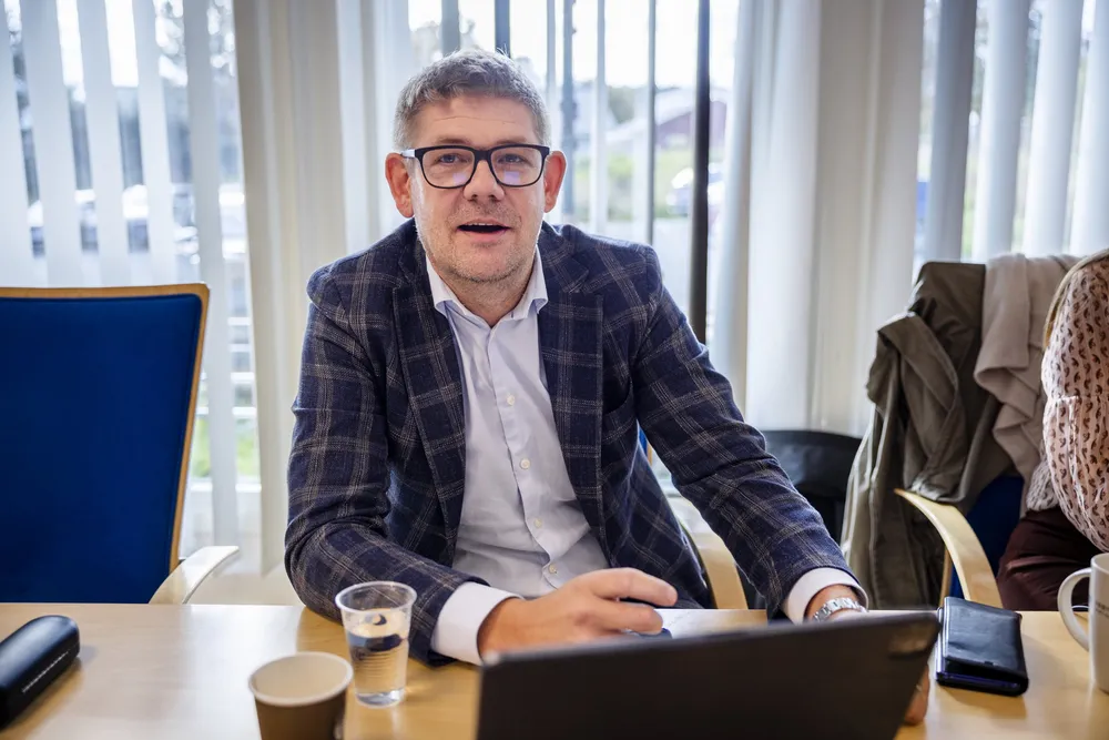 Lars Måsøval er tredje generasjon lakseoppdretter. Her fra et kommunestyremøte på Frøya, hvor han tidligere satt som representant for Høyre.