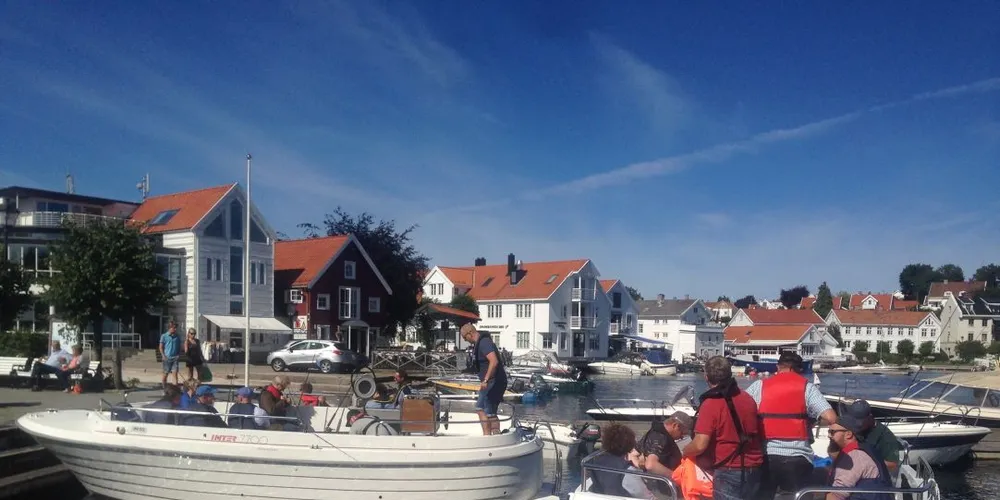 Deltakerne på workshopen dro onsdag ut i Lillesands skjærgård. Der skal de blant annet prøve ut en moderne fritidsfiske-app, som kan bli en del av forskningen fremover. Foto: Alf Ring Kleiven