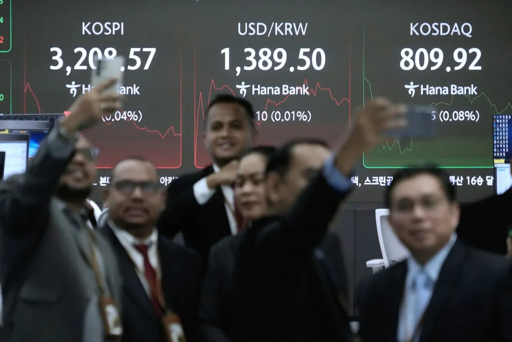 Det er optimisme å spore ved Asia-børsene ved inngangen til hva som liggr an til å bli en innholdsrik uke. Her fra hovedkontoret til Hana Bank i Seoul mandag formiddag. Databrikkeprodusenten, børsens nest største selskap, leder an med en oppgang på nesten fire prosent.