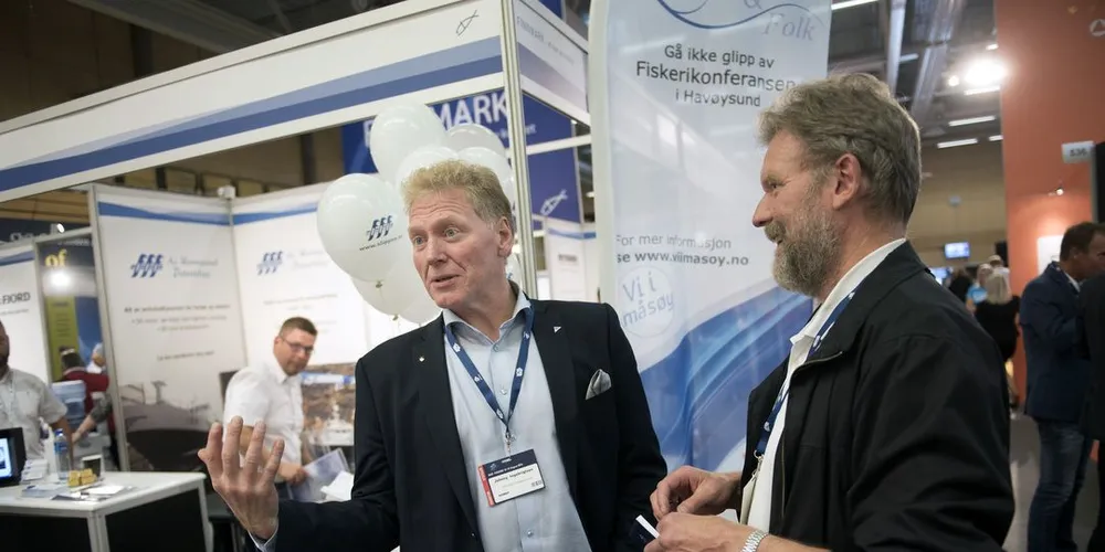 Fiskerne Johnny Ingebrigtsen (tv) og Bjarni S. Sigurdsson på diskerimessen Nor-Fishing. Foto: Per Ståle Bugjerde