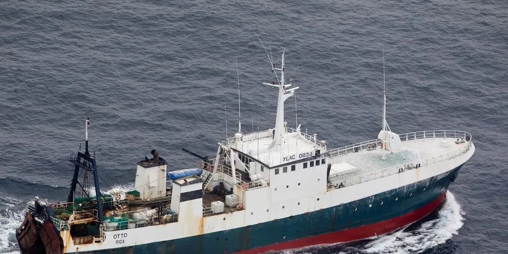«Senator» gikk før under navnet «Otto» og har tidligere drevet rekefiske i Smutthullet. På 90-tallet gikk båten under navnet «Ottar Birting» og var med i torskekrigen i fiskevernsonen rundt Svalbard. (Info og bilde: Kystvakten)
