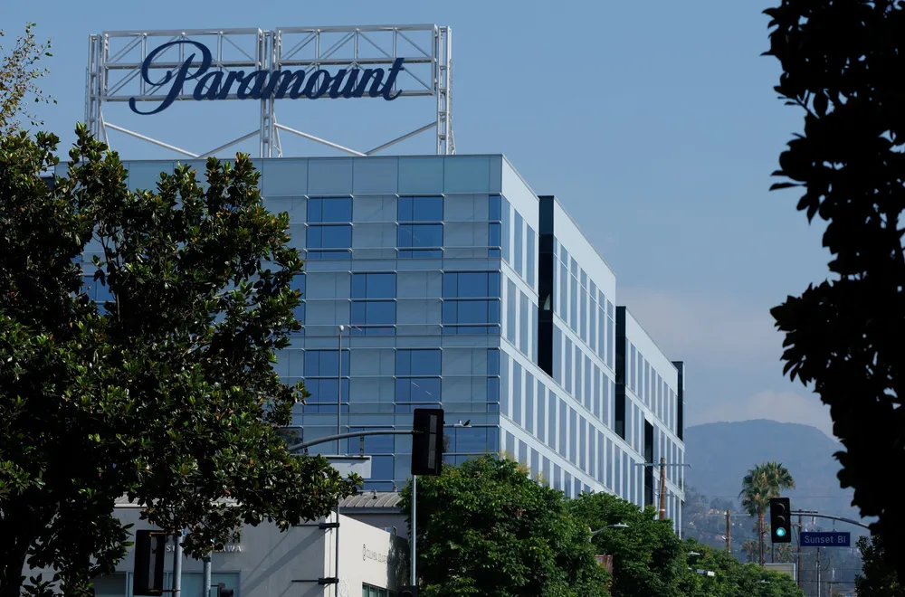 Filmselskapet Paramount har tatt opp kampen om Warner Bros.
