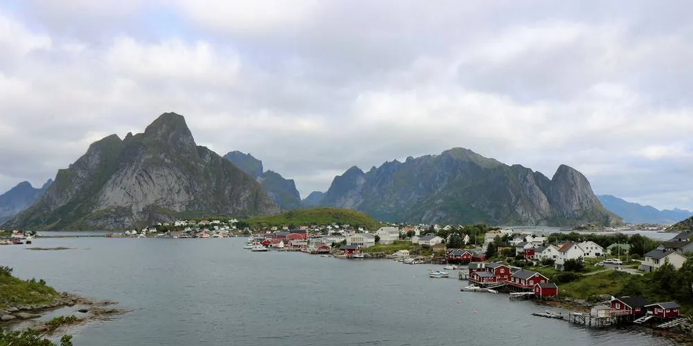 Filmet: Her på vakre Reine i Moskenes kommune i Lofoten, skal to aksjonister fra Sea Shepherd ha blitt observert da de filmet en båt som skal på hvalfangst. Foto: Jørn Mikael Hagen