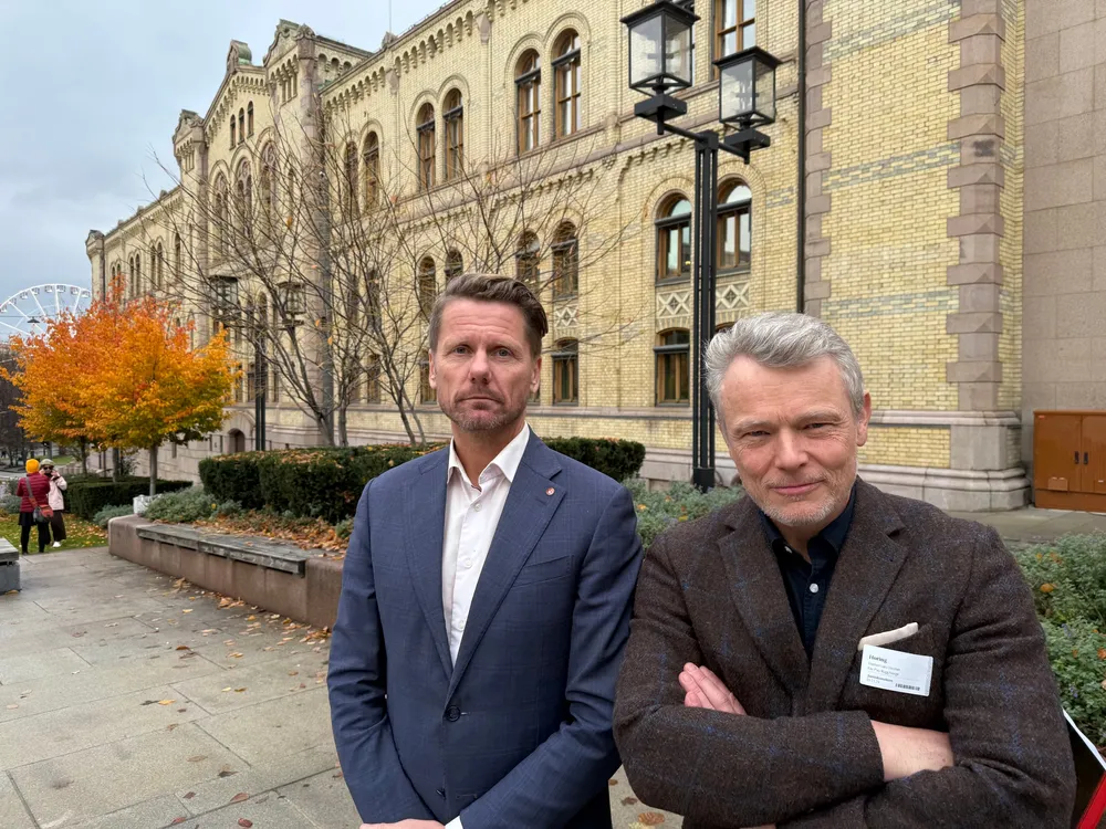 Styreleder Kjetil Staalesen og Lars Mamen i Fair Play Bygg står foran Stortinget rett før de skal delta på en høring med justiskomiteen på Stortinget.