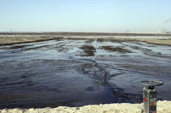 Clean-up: earlier crude spill in oil sands