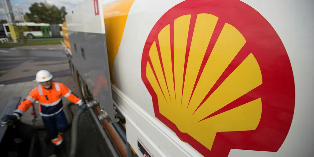 Shell is in talk with Chinese leasing companies and shipyards for dual-fuelled VLCC newbuildings.