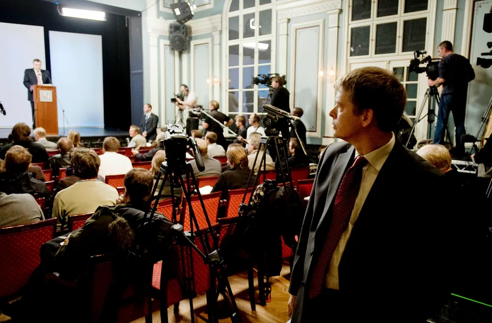 Bjørn Richard Johansen ble hentet inn for å sette krisestab på Statsministerens kontor. Statsminister Geir Haarde på talerstolen.