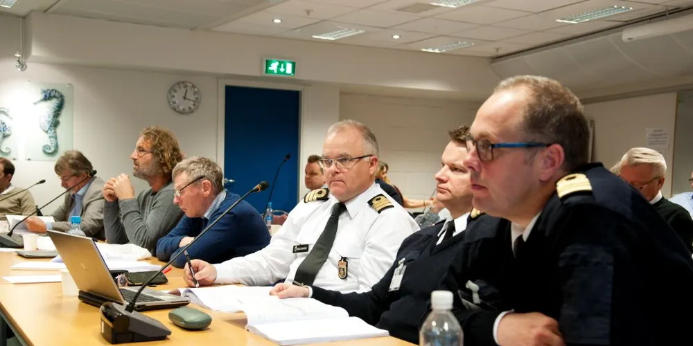 Bekymrede representanter fra Kystvakta på høstens reguleringsmøte. Fra venstre: Seksjonsleder Erling Øksenvåg, fagleder Jan Berge Haugland og fiskerioffiser Jonny Høgset. Foto: Kjersti Kvile