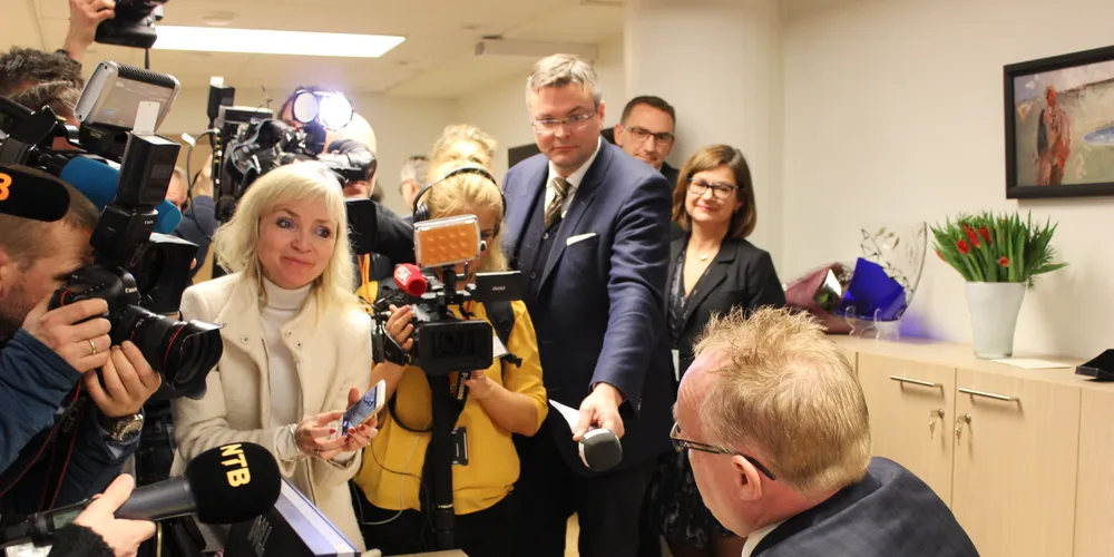 Illustrasjonsfoto: Stort presseoppbud da fiskeriminister Per Sandberg (FrP) fikk nøkkelen til sitt nye kontor, 16. desember 2015. Torsdag kan det bli betydelig mindre folk på kontorene i Kongens Gate i Oslo.