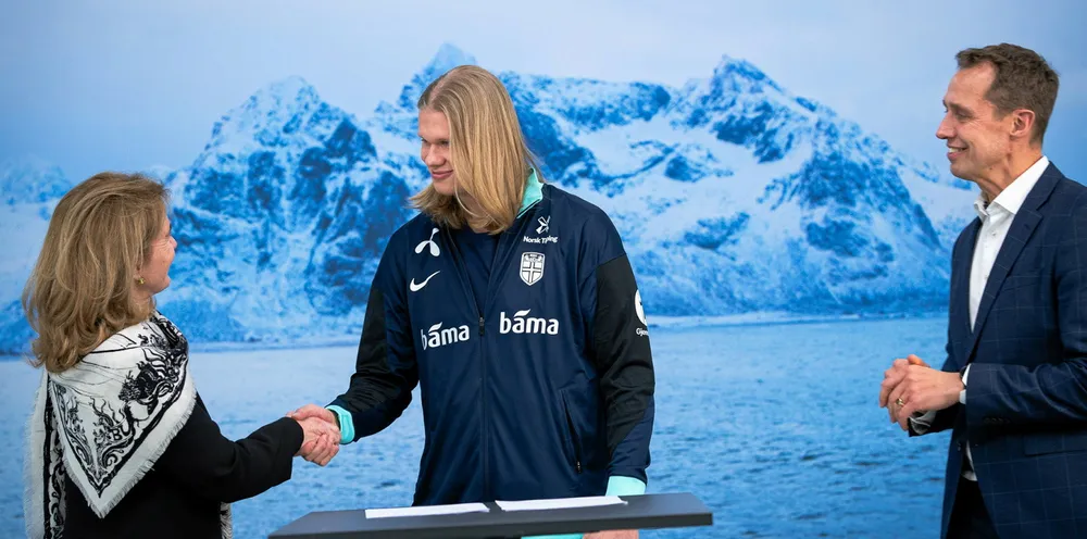 Manchester City- og landslagsspiss, Erling Braut Haaland, har signert en avtale med Norges sjømatråd. Her sammen med Sjømatrådet-styreleder Marianne E. Johnsen og administrerende direktør Christian Chramer.