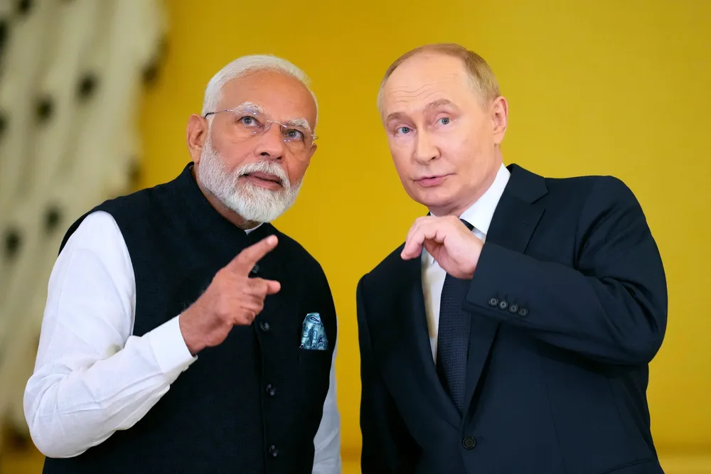 Russlands presidet Vladimir Putin og Indias statsminister møttes i Moskva i fjor. Torsdag lander Putin i New Delhi.
