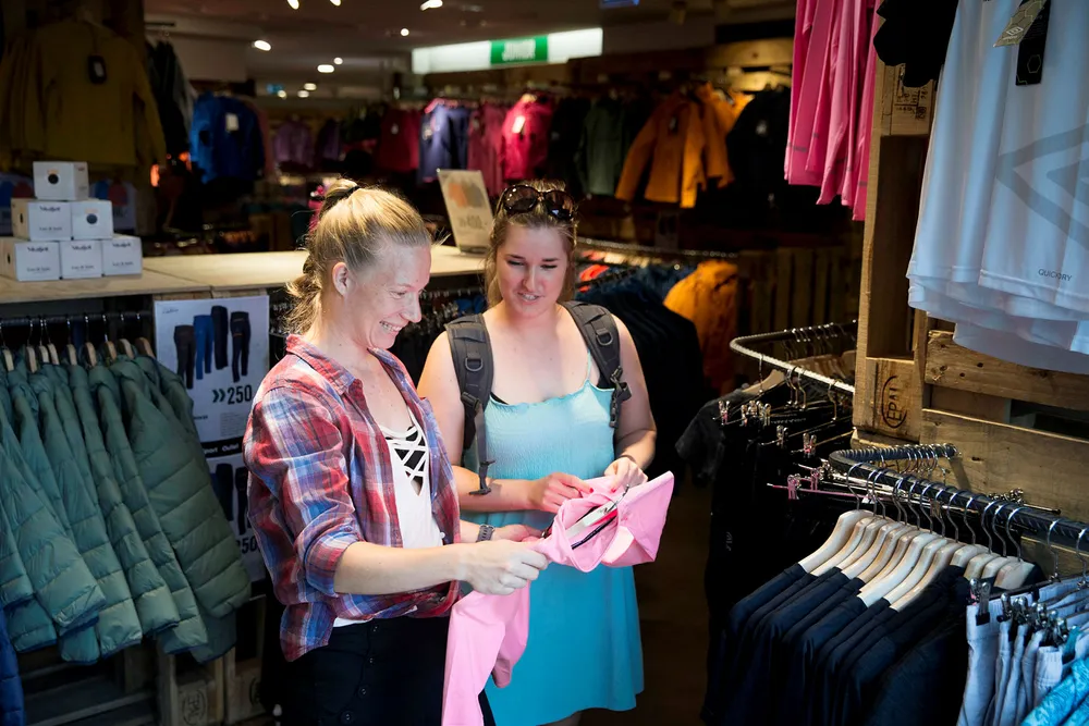 Line Haugen (til venstre) og Karina Follo ser etter sportsutstyr på Sport Outlet i Karl Johan.