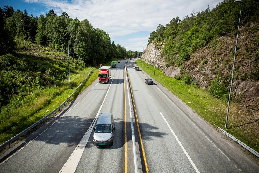 Det er dyrere å bygge smal firefelts motorvei, ifølge Veivesenet.