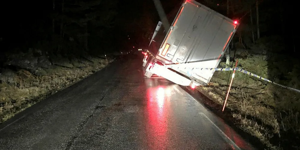 TRAILERVELT: Traileren som stoppet trafikken på Bømlo i morgentimene i dag var fylt med laks. Lasten måtte tømmes.