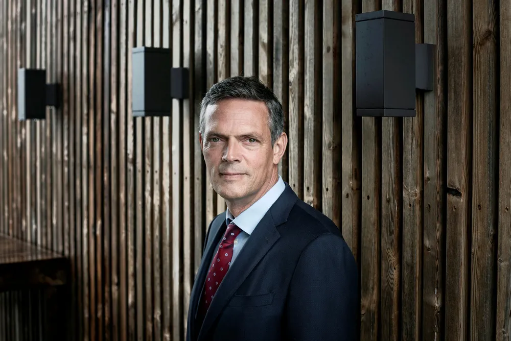 Oljeprisen fortsetter å falle mandag. Råvareanalytiker Bjarne Schieldrop i SEB mener negative krefter fortsetter å trekke på begge sider av ligningen.