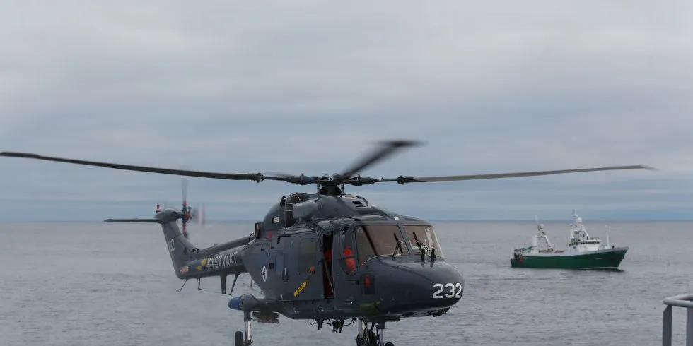 Helikopteret går inn for landing på den spanske tråleren. Takket være KV Svalbard fikk spanjolen om bord rask legehjelp. ALLE