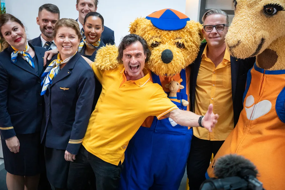 Petter Stordalen og konsernsjef Magnus Wikner (til høyre) med ansatte og maskoter etter å ha presentert overtagelsen av Ving for presse og ansatte i 2019.