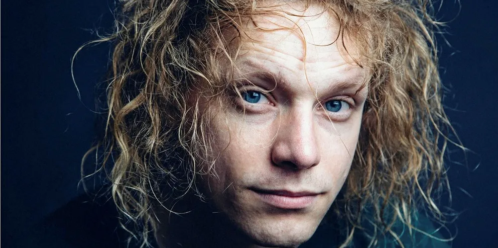 HENTER INSPIRASJON: Musiker Pål Moddi Knutsen lar seg inspirere av det som skjer på kysten - deriblant havbruk.