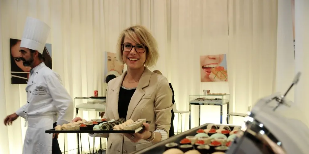 Planets pride importerer Scampi og selger i Danmark, men det er sjokoladesuhsien som trekker til seg mest oppmerksomhet i Brussel. Assistent i selskapet Alix Barette serverer. Til venstre: kokk og sushidesigner Michael Rothmann. Alle foto: Kjersti Kvile