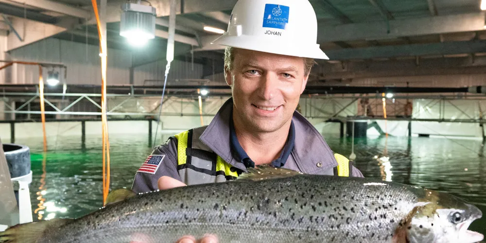 Johan Andreassen er grunnlegger og toppsjef i Atlantic Sapphire. På bildet viser han frem den første fisken de slaktet ved anlegget i Florida.
