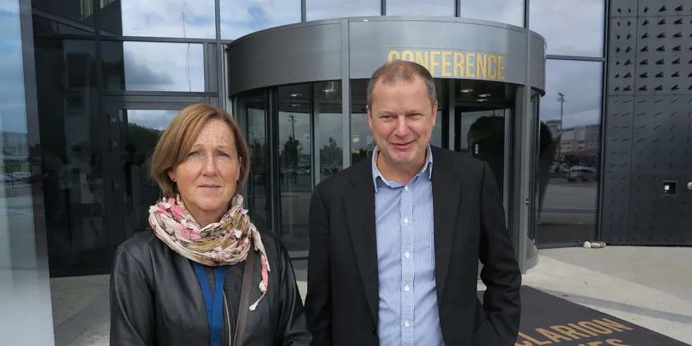 Forsker møter fisker. På skippermøtet i Trondheim ble det diskutert ny teknologi for slipping av not i ringnotfiske. Her forsker Aud Soldal og Jonny Lokøy etter møtet. Foto: Nils Torsvik